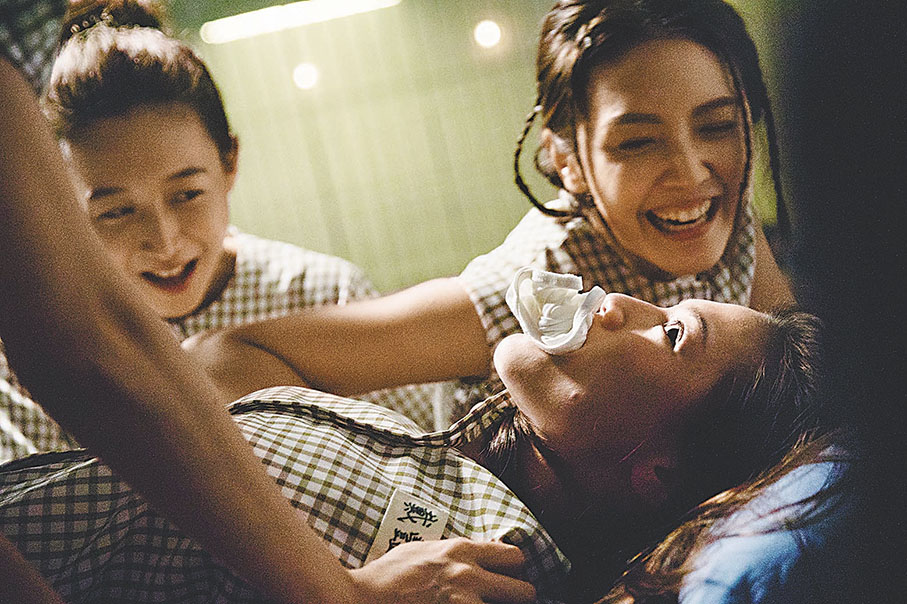 ◆周秀娜被撳在床上恐嚇。