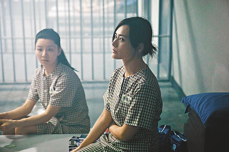 ◆飾演監獄阿姐的鍾欣潼(右)眼神中流露霸氣。