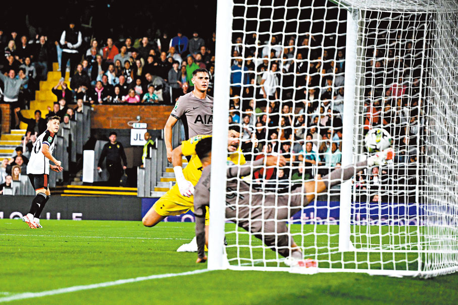 ◆雲迪尹(上)擺烏龍。 法新社