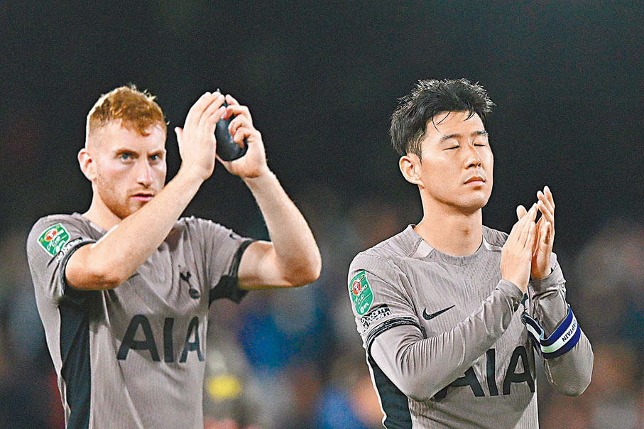 ◆孫興民(右)失望地鳴謝球迷。  法新社