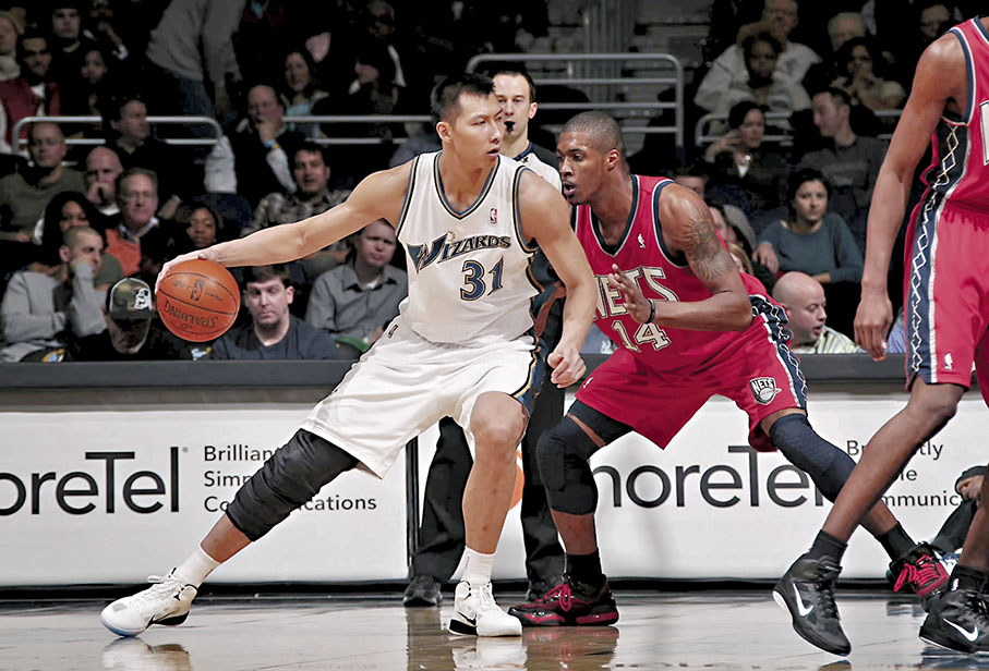 ◆易建聯（左）征戰NBA達5年。  北京傳真