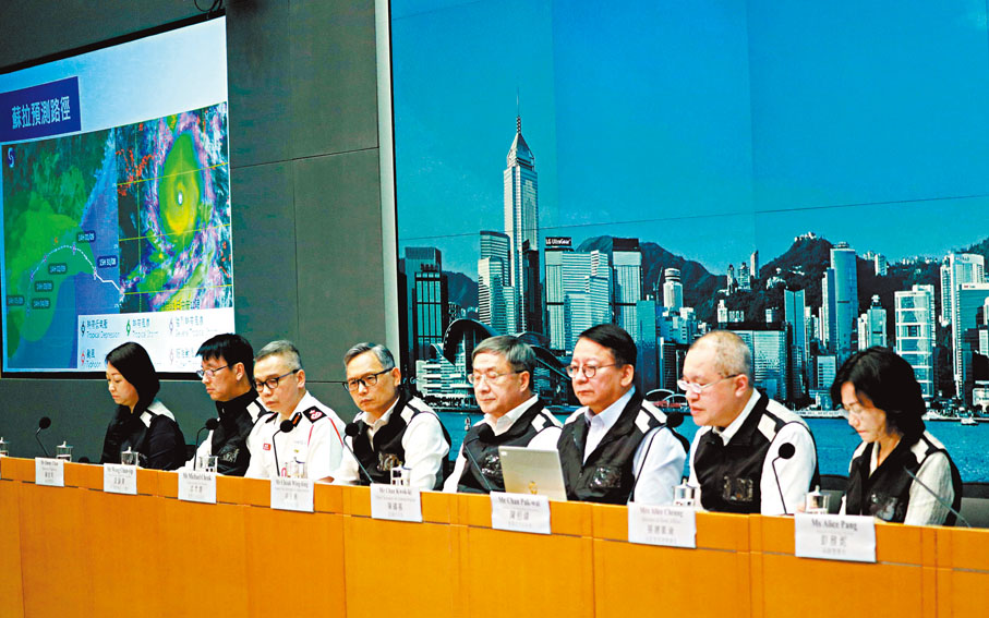 ◆政務司司長陳國基聯同相關部門官員昨日舉行聯合記者會，交代政府應對颱風工作。香港文匯報記者北山彥  攝