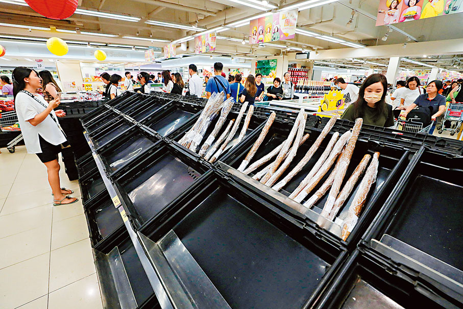 ◆超市蔬菜貨架被搶購得空空如也。    香港文匯報記者郭木又 攝