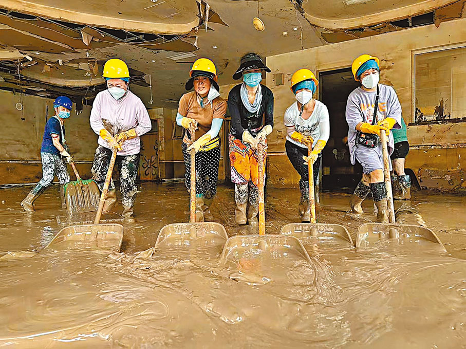◆河北涿州第一幼兒園教師正在受災的高新區園區清淤。香港文匯報河北傳真