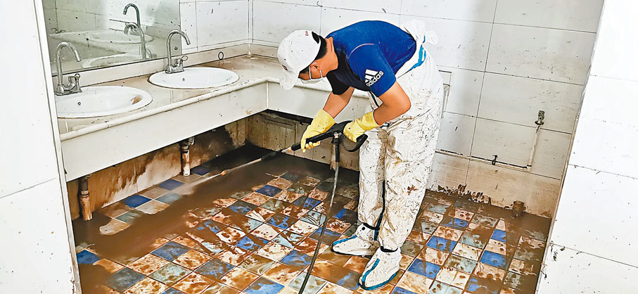 ◆河北涿州刁窩中學的老師在清理學校。香港文匯報河北傳真