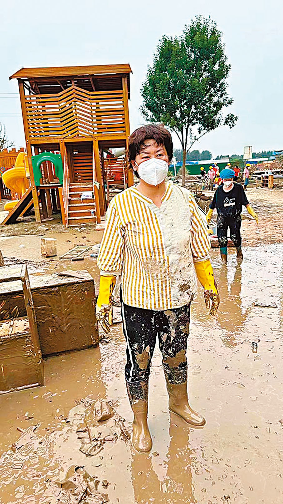 ◆馬惠玲園長在受災校區清淤。香港文匯報河北傳真