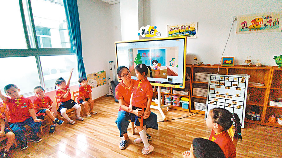 ◆河北涿州第一幼兒園老師與孩子們交流防災知識。香港文匯報記者馬曉芳  攝