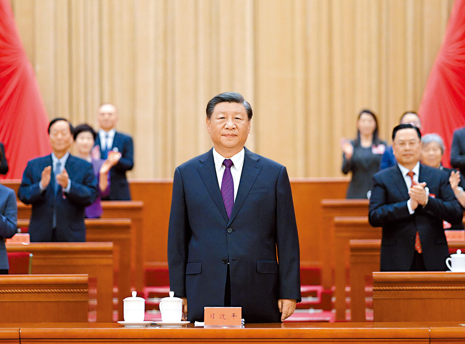 ◆8月31日，第十一次全國歸僑僑眷代表大會在北京人民大會堂開幕。這是中共中央總書記、國家主席、中央軍委主席習近平在主席台向與會代表致意。新華社