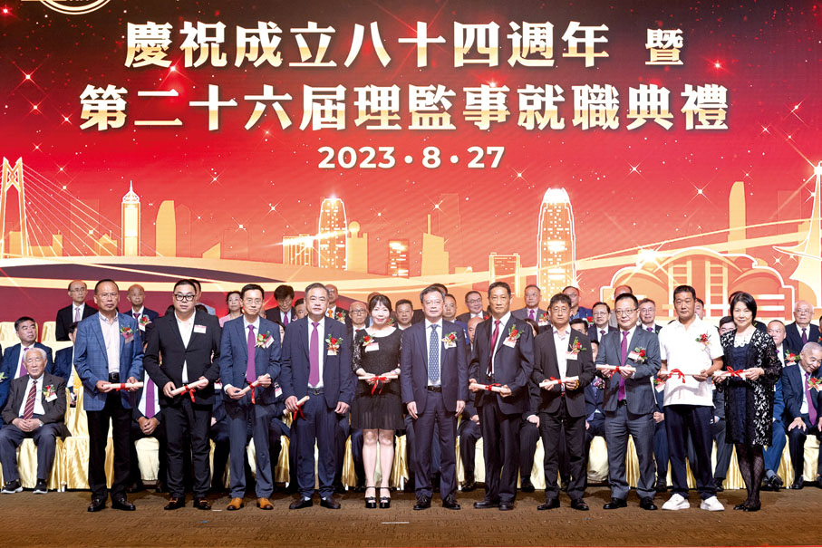 ◆ 陳玉明（左六）為新任永遠名譽會長、名譽會長、顧問頒發聘任證書。