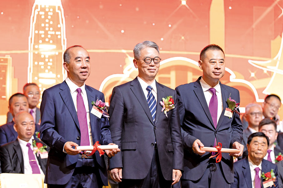 ◆ 孫青野（中）頒發第二十六屆理監事選任證書予柯孫培（左）、鄭建好（右）。