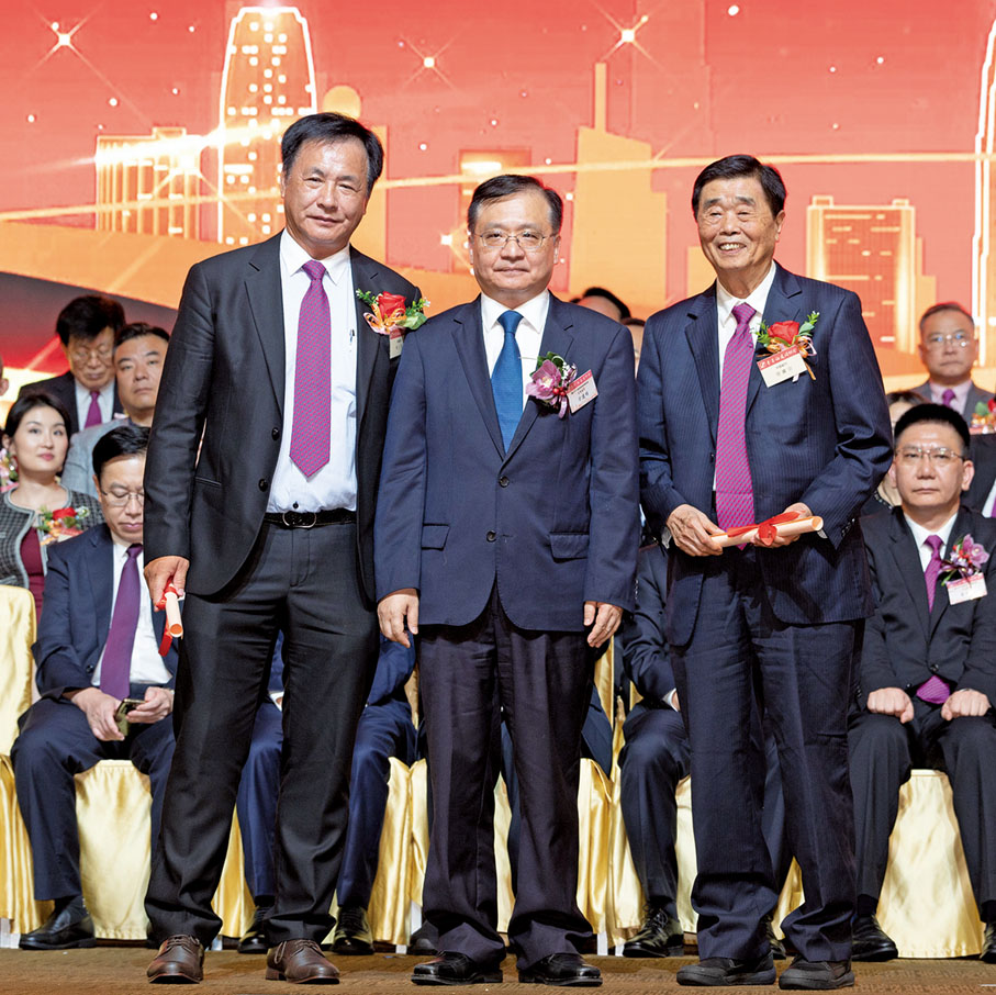 ◆ 方建明（中）頒發第二十六屆新任榮譽會長聘任書予張上頂（左）、張鐵岩（右）。