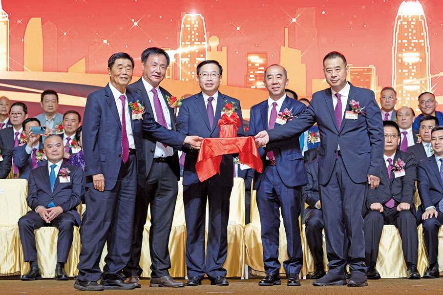 ◆ 何靖（左三）見證第二十五屆會長張上頂、監事長張鐵岩移交印信予新任會長柯孫培、監事長鄭建好。