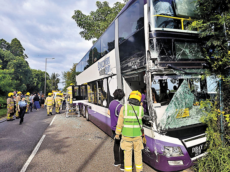 ◆雙層巴車頭嚴重毀爛，受傷司機清醒待救。