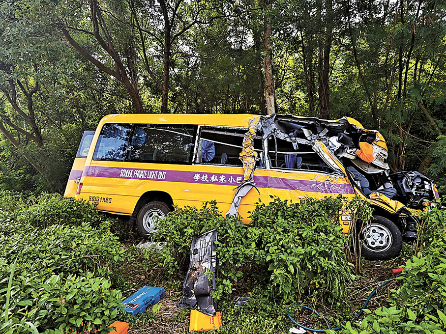 ◆校巴疑越線撼雙層巴再剷入草叢，釀34傷包括19學童，司機涉危駕被捕。