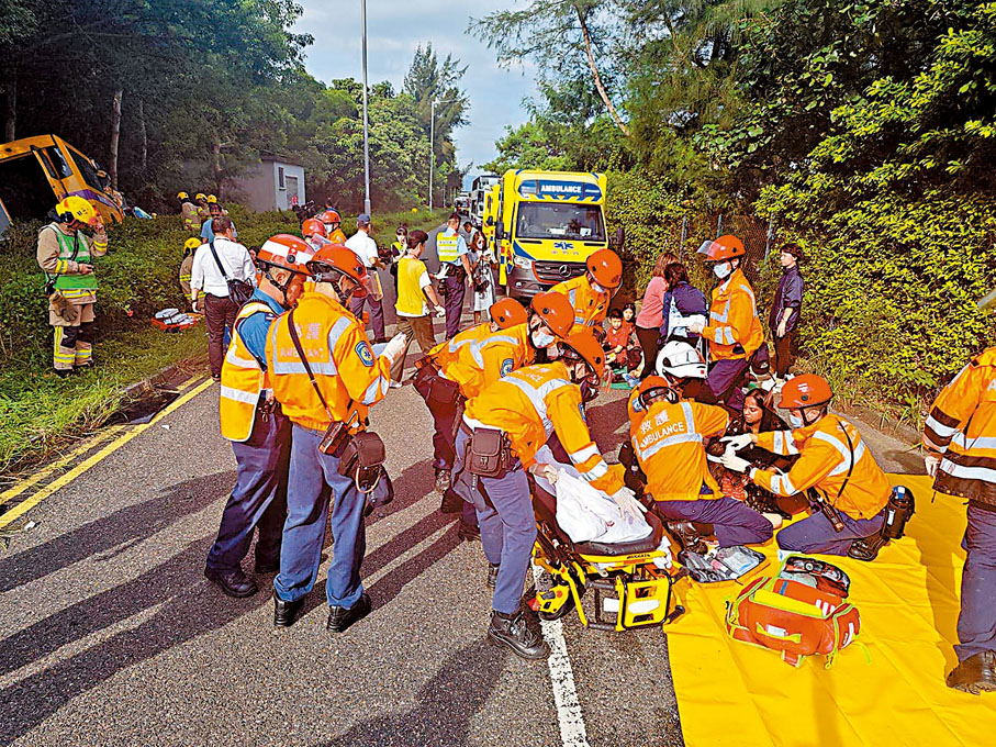 ◆有被撞傷頭部流血的學童即場由救護員包紮。