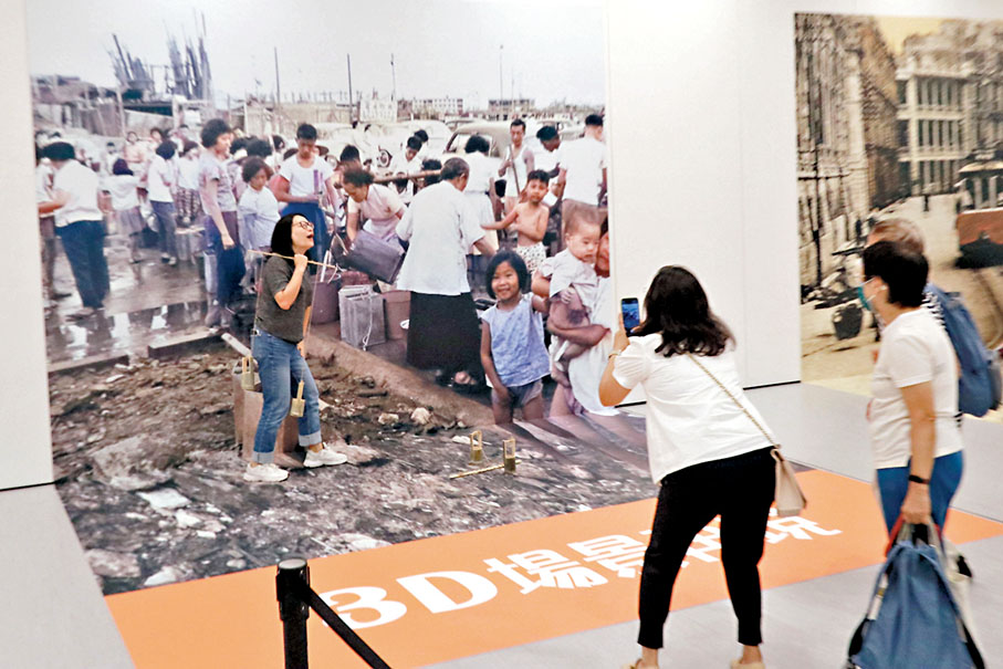 ◆在「3D場景再現」展區，參觀者可以「親身」感受當年街頭輪水的苦況。 香港文匯報記者北山彥  攝