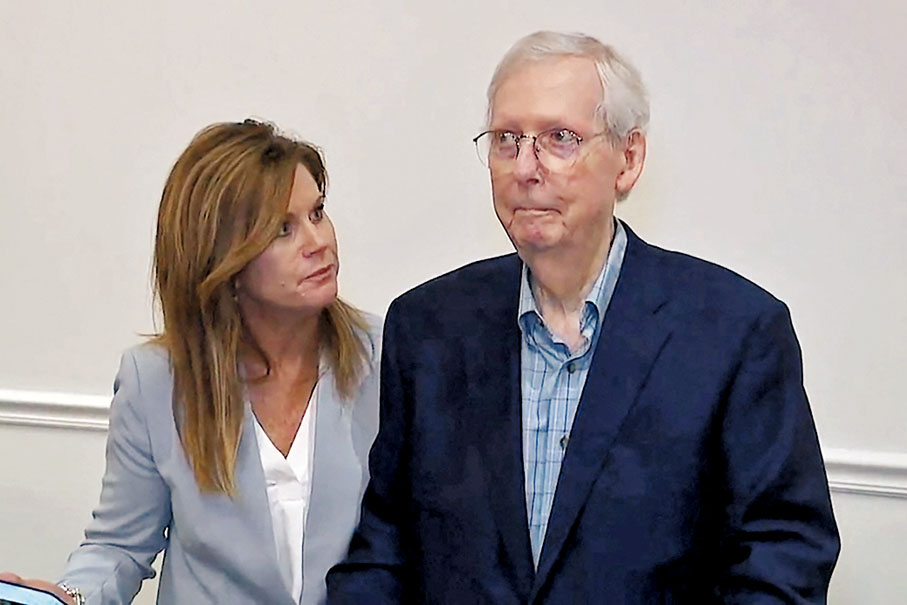 ◆麥康奈爾突然僵住，助手連忙上前協助。 路透社