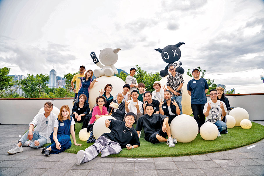 ◆展覽現場一眾藝人與劉德華在此合照。