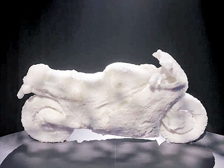 ◆以《天若有情》中的摩托車為靈感而創作的結晶裝置藝術。