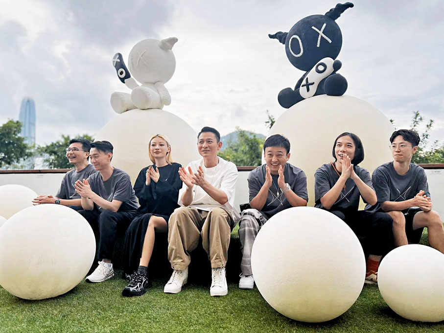 ◆劉德華與青年藝術家們在藝術空間。