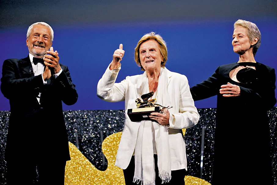 ◆意大利女導演Liliana Cavani(中)獲終身成就金獅獎。 路透社