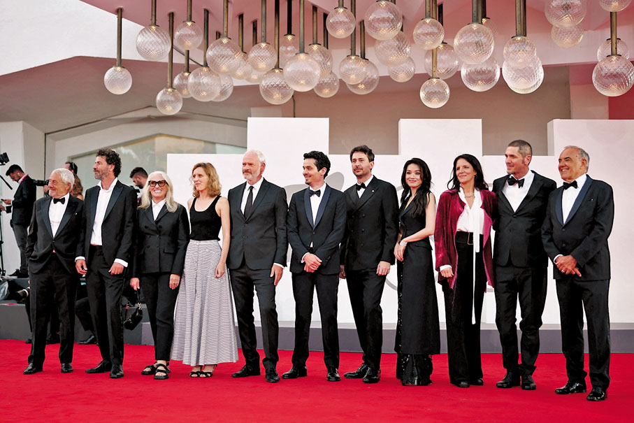 ◆主競賽單元評審團盛裝現身威尼斯影展開幕禮。  路透社