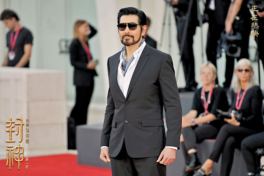 ◆費翔西裝墨鏡造型走上紅毯。