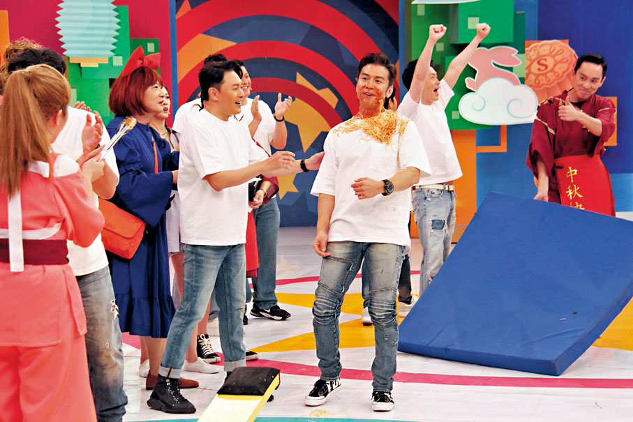 ◆唐文龍搞到滿身都是意麵。