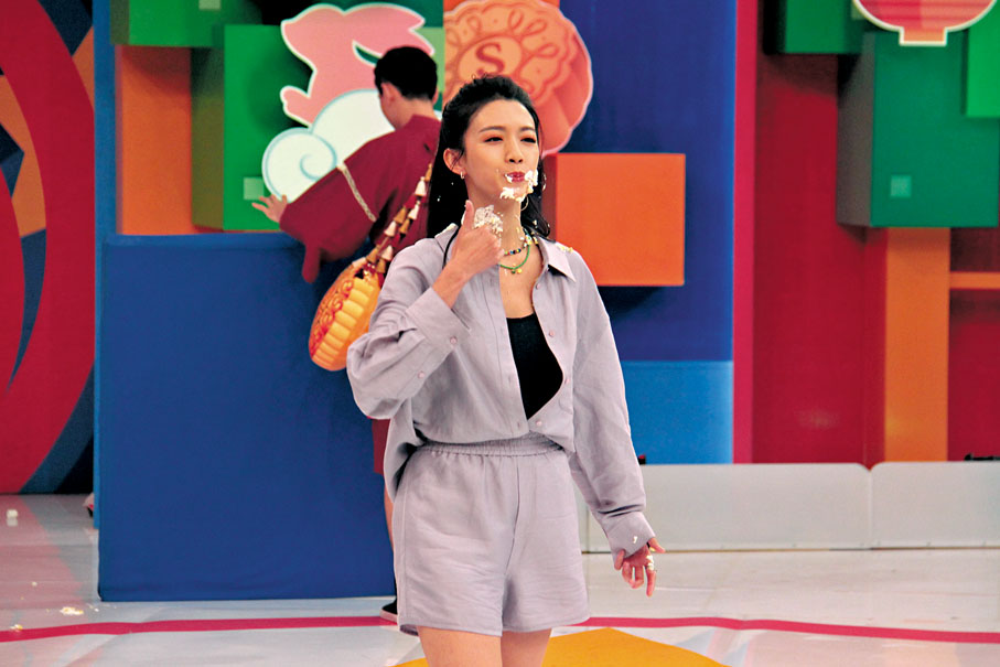 ◆蔡思貝一臉鮮奶油，慘變花貓臉。