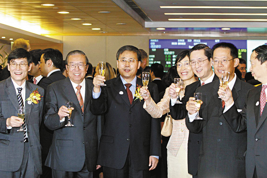 ◆建設銀行2005年在港上市，時任港交所上市委員的許照中（右一）也有出席上市儀式。     資料圖片