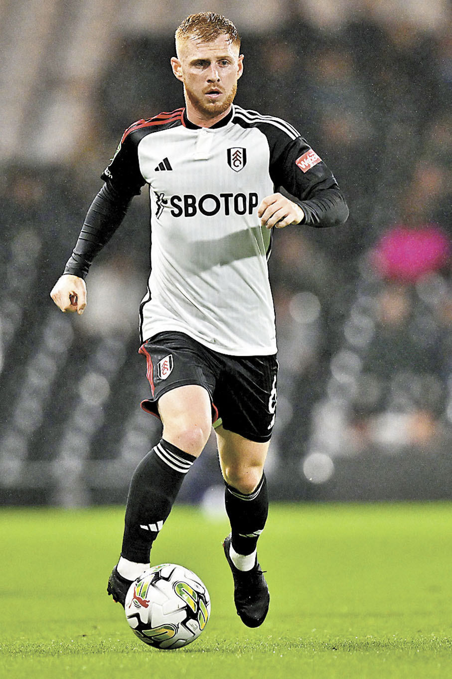 ◆富咸中場列特將全力阻止曼城爭取入球。  資料圖片