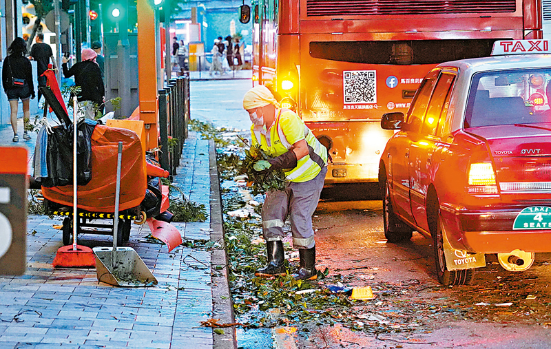 ◆ 颱風過後陸路交通迅速回復基本服務，未有重演2018年「山竹」襲港後市民在路上翻越亂草雜枝的情境。  香港文匯報記者曾興偉  攝
