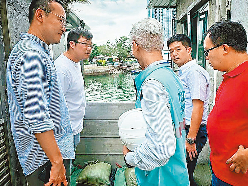 ◆ 立法會議員、觀塘區議員顏汶羽（左二），觀塘區議員許有為（右二）、龐智笙（左一）等聯同渠務處巡視鯉魚門三家村。