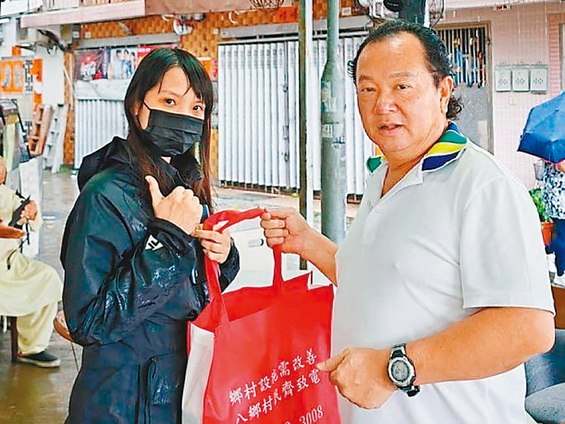 ◆ 元朗區議員鄧鎔耀（右）到橫台山為未能外出購買食物的懷孕婦女送上物資。