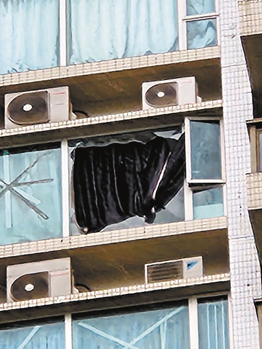 ◆風暴期間有樓宇大堂和住戶的窗戶爆裂，玻璃碎片散落一地。 網上圖片