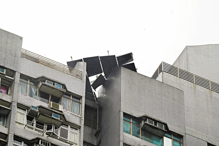 ◆李鄭屋邨天台仍有殘餘太陽能板搖搖欲墜。