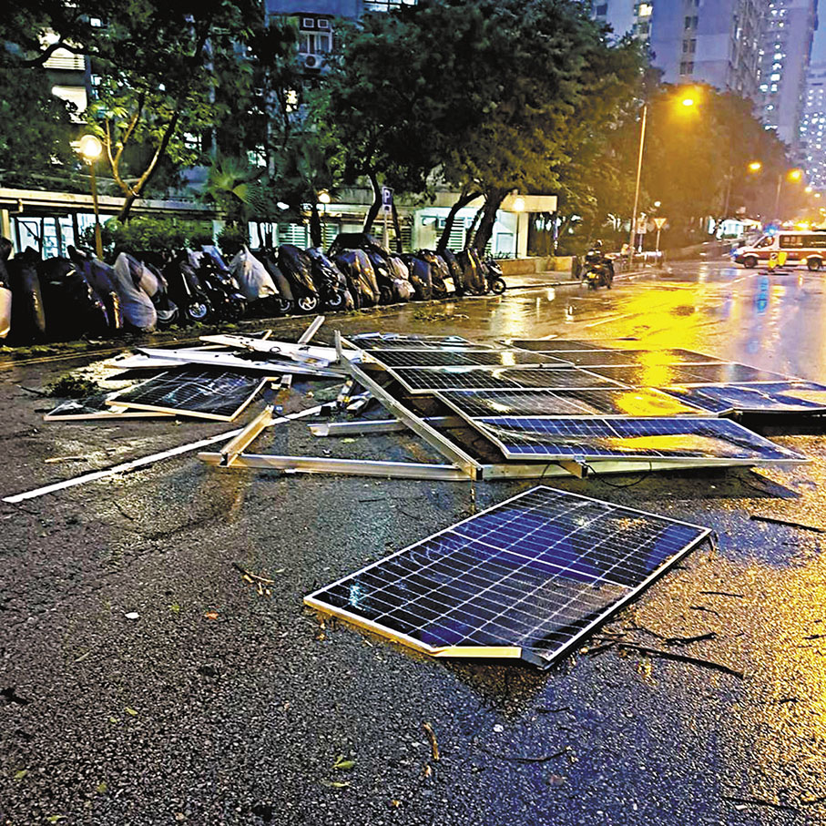 ◆李鄭屋邨天台10多塊太陽能板被吹倒跌在地面。 警方圖片