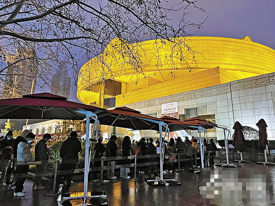 ◆上海博物館「從波提切利到梵高—英國國家美術館珍藏展」夜場排長龍。 網上圖片