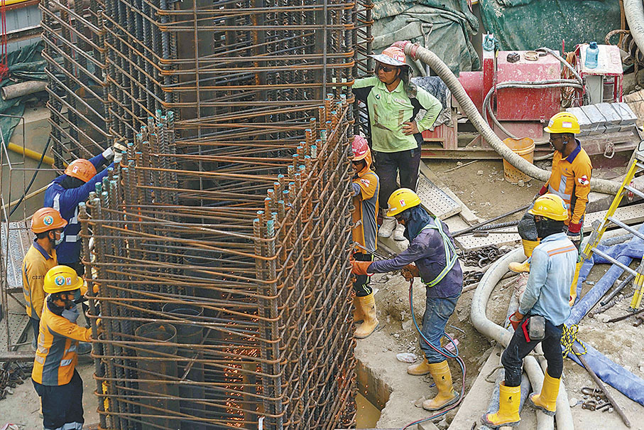 ◆ 建造業工會早前反映，有承建商招聘本地勞工時，涉嫌故意加入過高要求。孫玉菡表示勞工處會把關處理。圖為工作中的地盤工人。 資料圖片