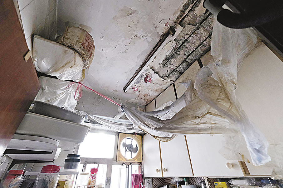 ◆ 市建局指，本港樓宇老化問題日趨嚴重，重建挑戰較以往大。圖為舊樓失修情況。 資料圖片