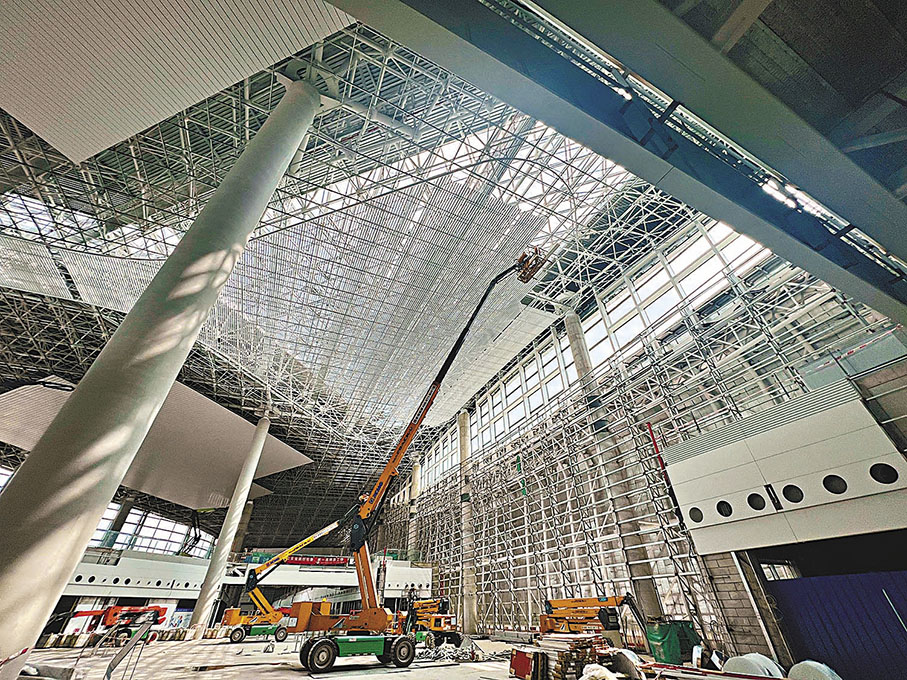 ◆白雲機場三期擴建工程四指廊項目正在建設中。 香港文匯報廣州傳真