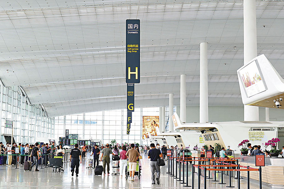 ◆通過恢復及加密航線，白雲機場國際、國內旅客量快速上升。圖為廣州白雲機場。 香港文匯報廣州傳真