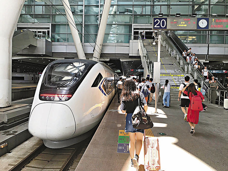 ◆穗深港三大機場之間有望通過高鐵實現互通。圖為人們乘高鐵出行。 香港文匯報記者敖敏輝 攝