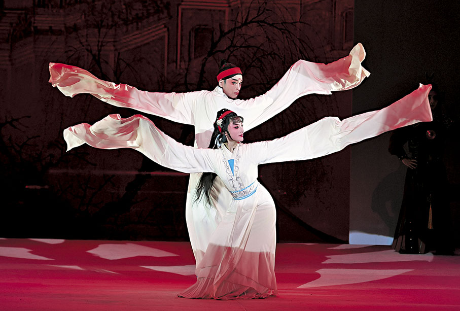 ◆文焱演冷霜嬋(前)，林宇輝演艾敬郎(後)。