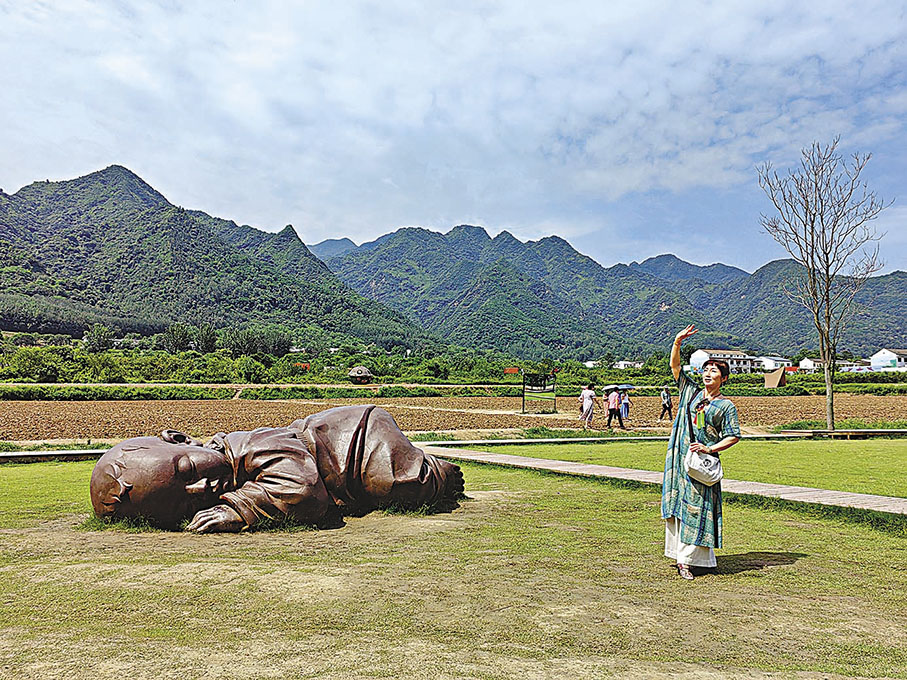 ◆遊客在西安市鄠邑區蔡家坡村遊玩。