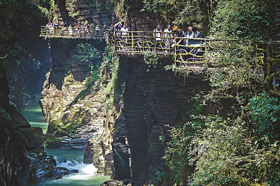 ◆遊客在恩施地心谷景區遊玩。