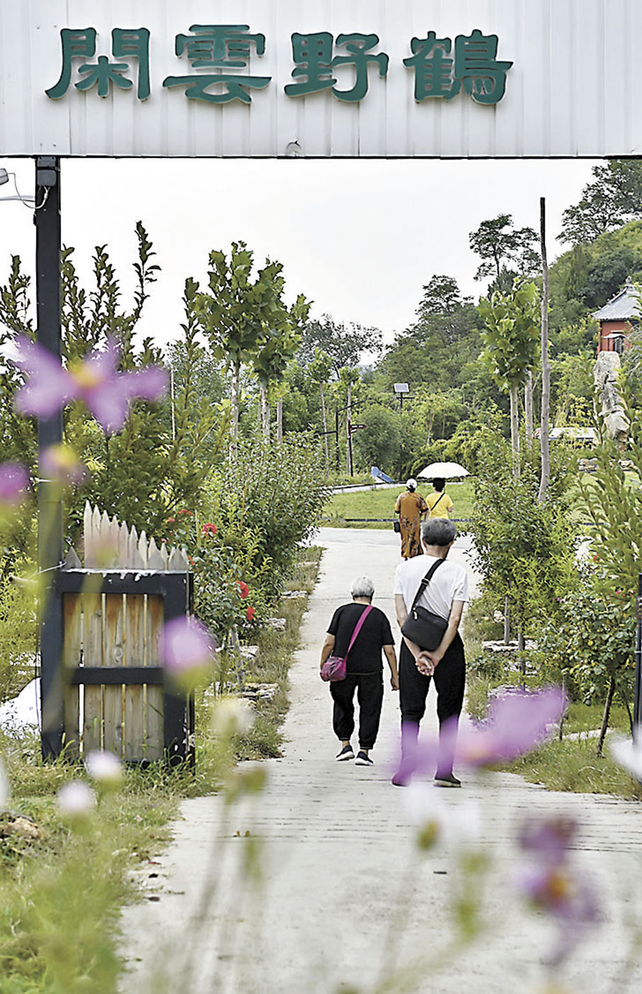 ◆在汝州市大峪鎮袁窯村，入住客人在雲堡妙境民宿區內遊覽。