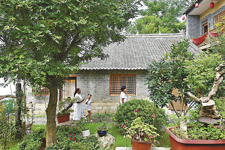 ◆遊人在汝州市陵頭鎮王灣民俗村遊覽。