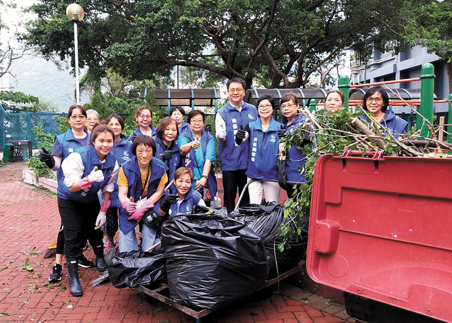 ◆ 南區關愛隊進行颱風善後工作。