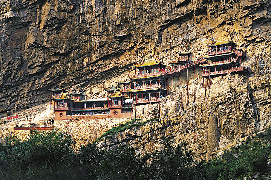 ◆ 山西懸空寺位處山勢陡峻的半山腰之上，從寺內最高處到谷底的垂直距離接近百米。 資料圖片